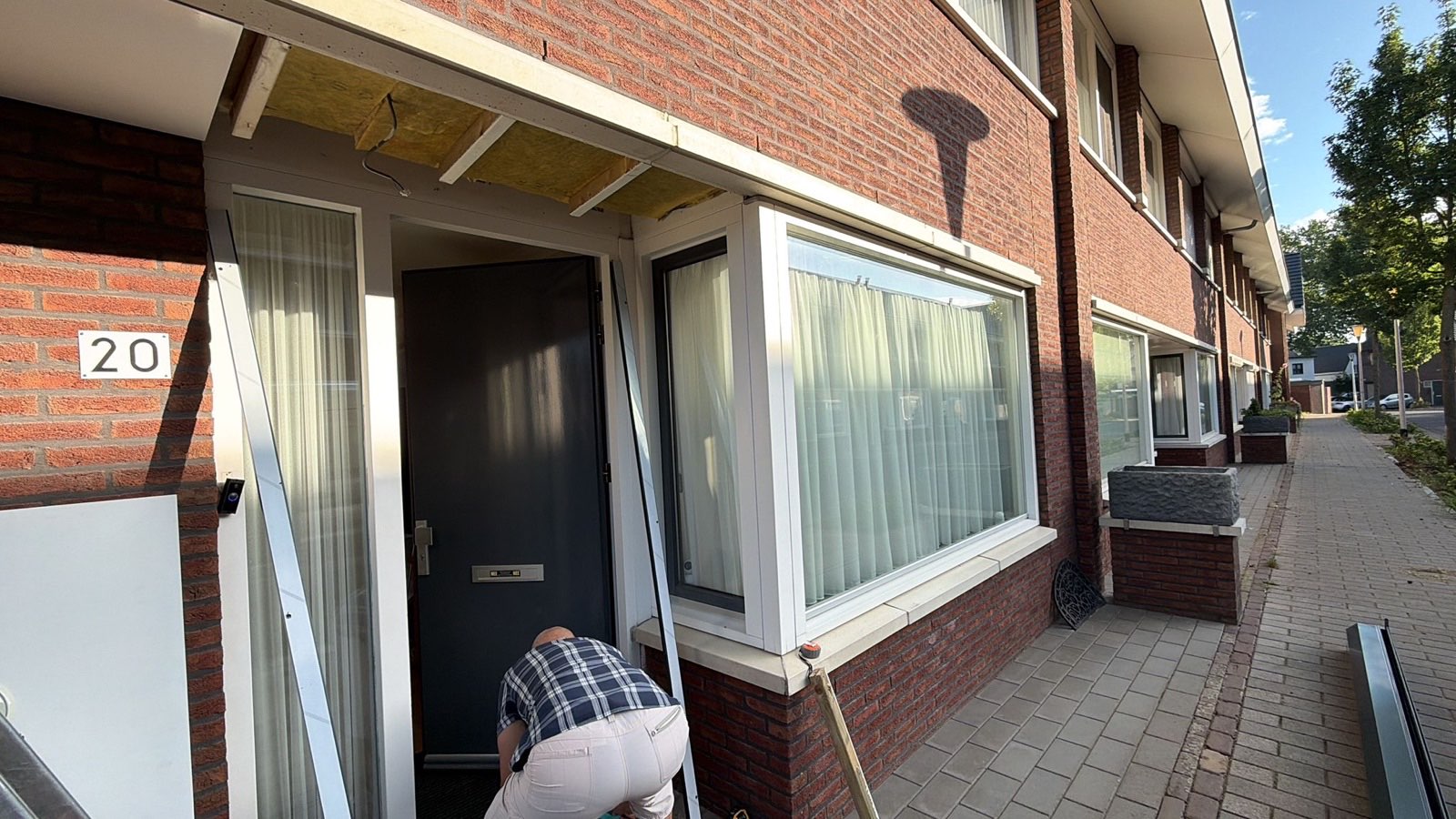 Monteur van JVL Zonweringen aan het werk bij de montage aan huis