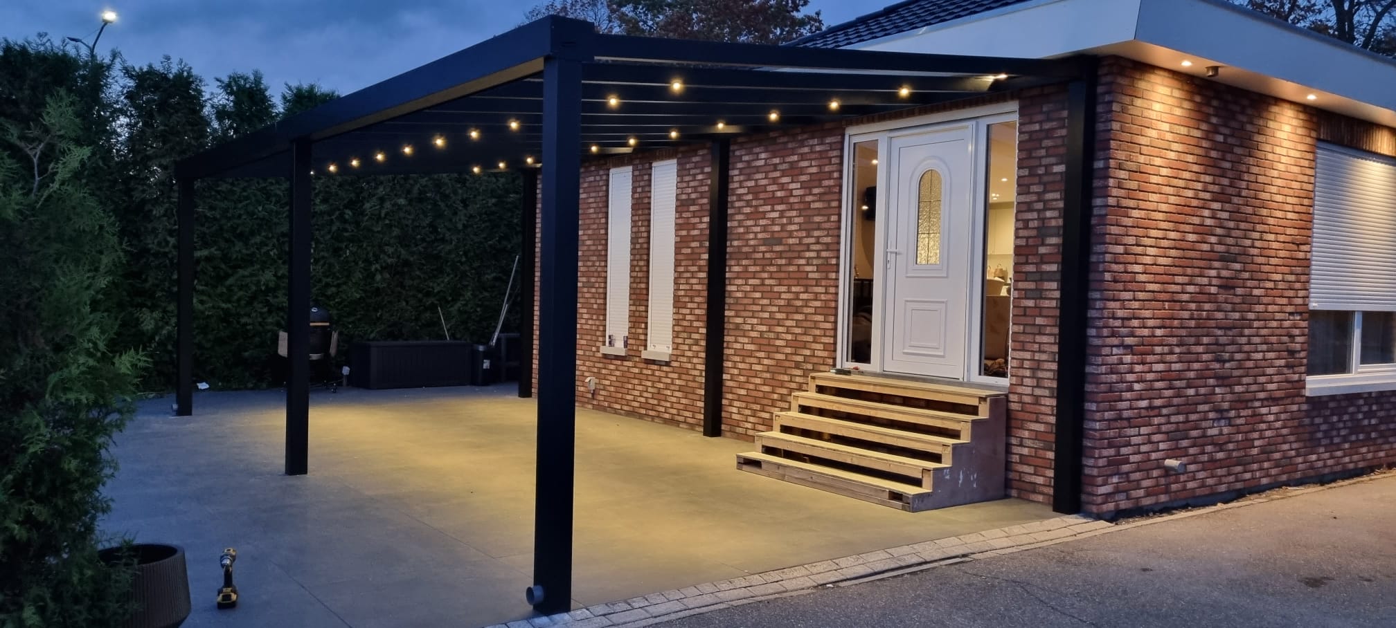 Breed vrijstaand terras met overkapping