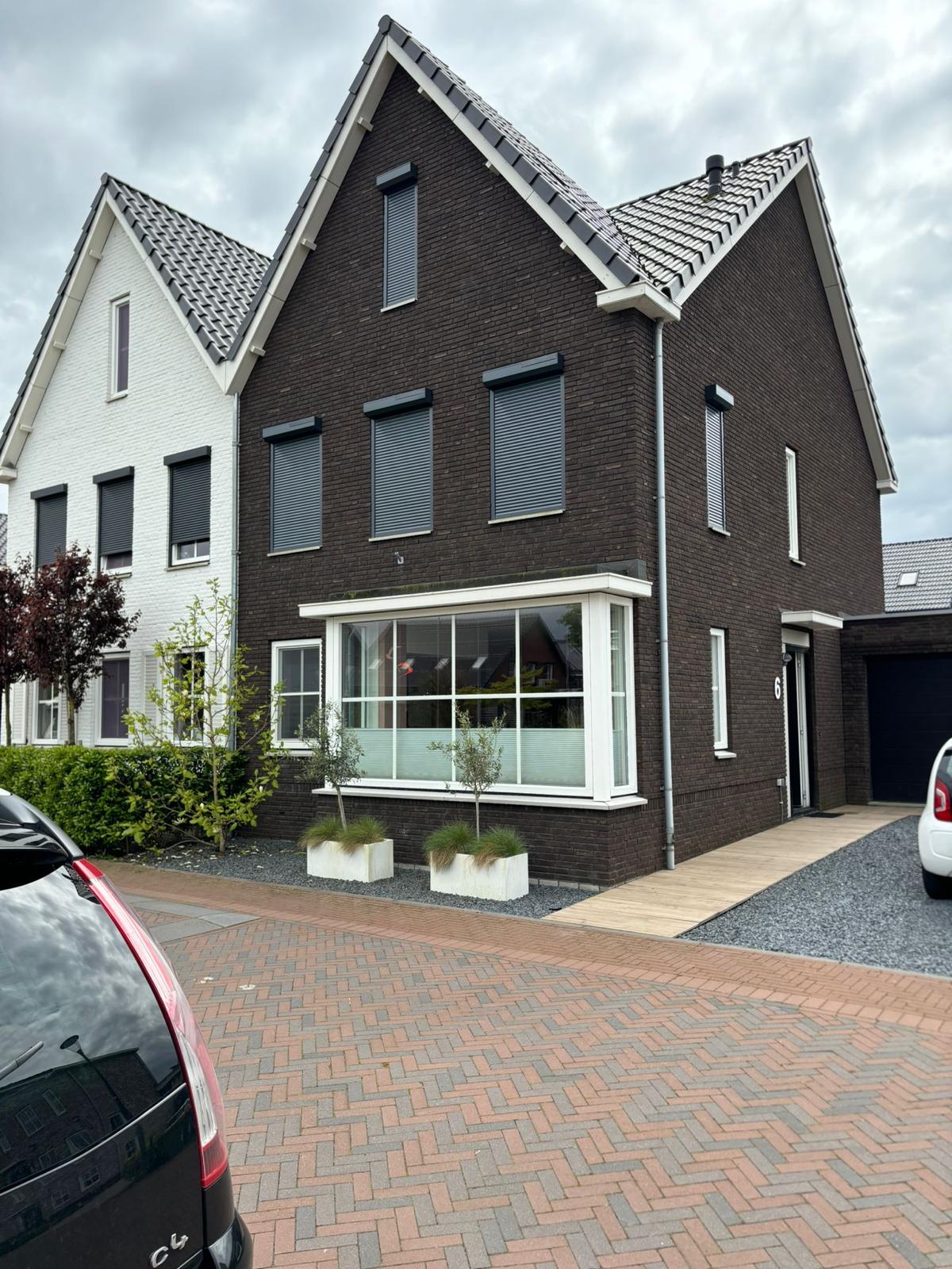 Rolluiken op maat aan een hoekwoning
