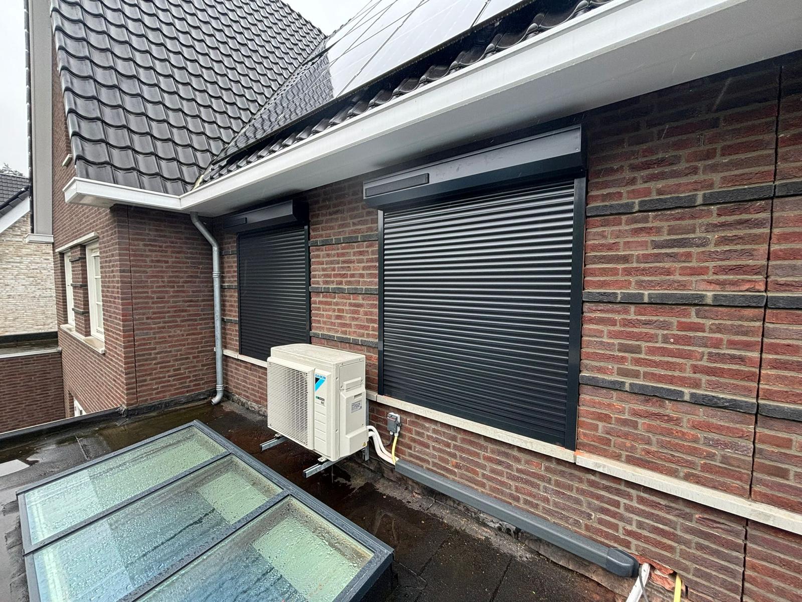 Rolluiken over de hele breedte van de achtergevel