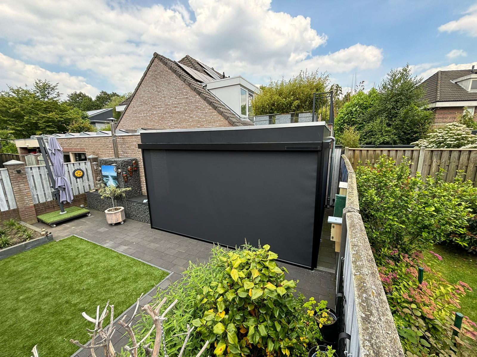 Antracieten rolluiken op een moderne woning