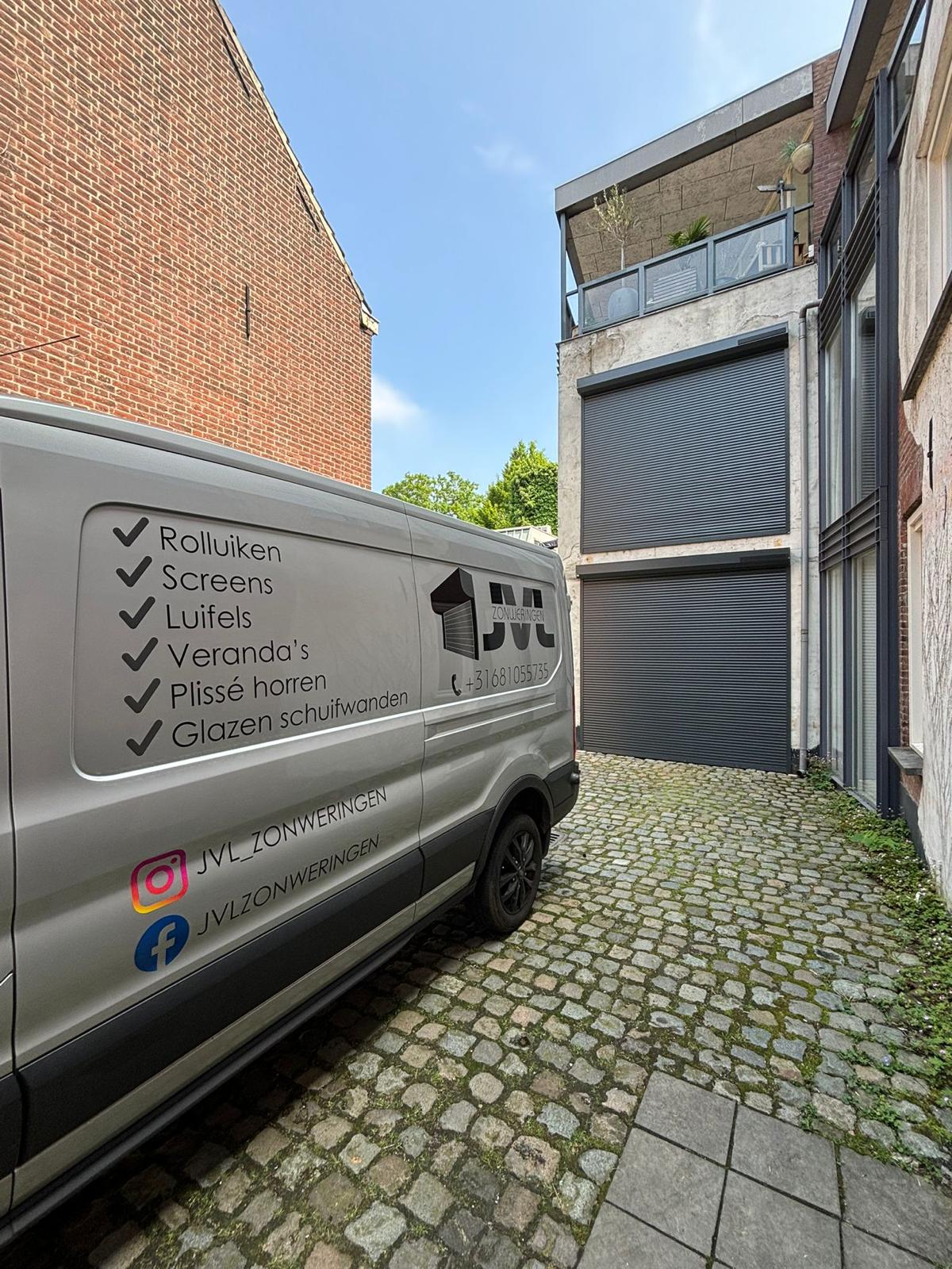 Strak afgewerkte rolluiken bij een tuinkamer