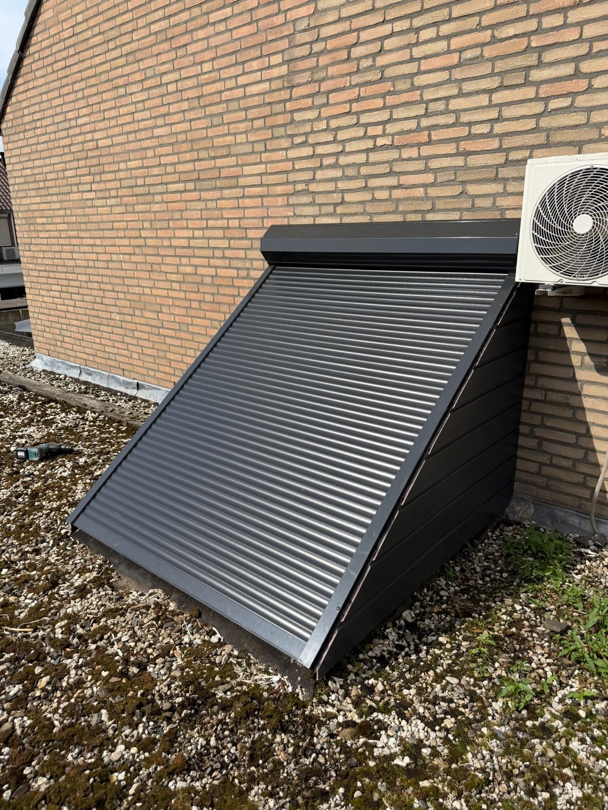 Rolluik op maat, strak weggewerkt in een antracietkleurige opbouw